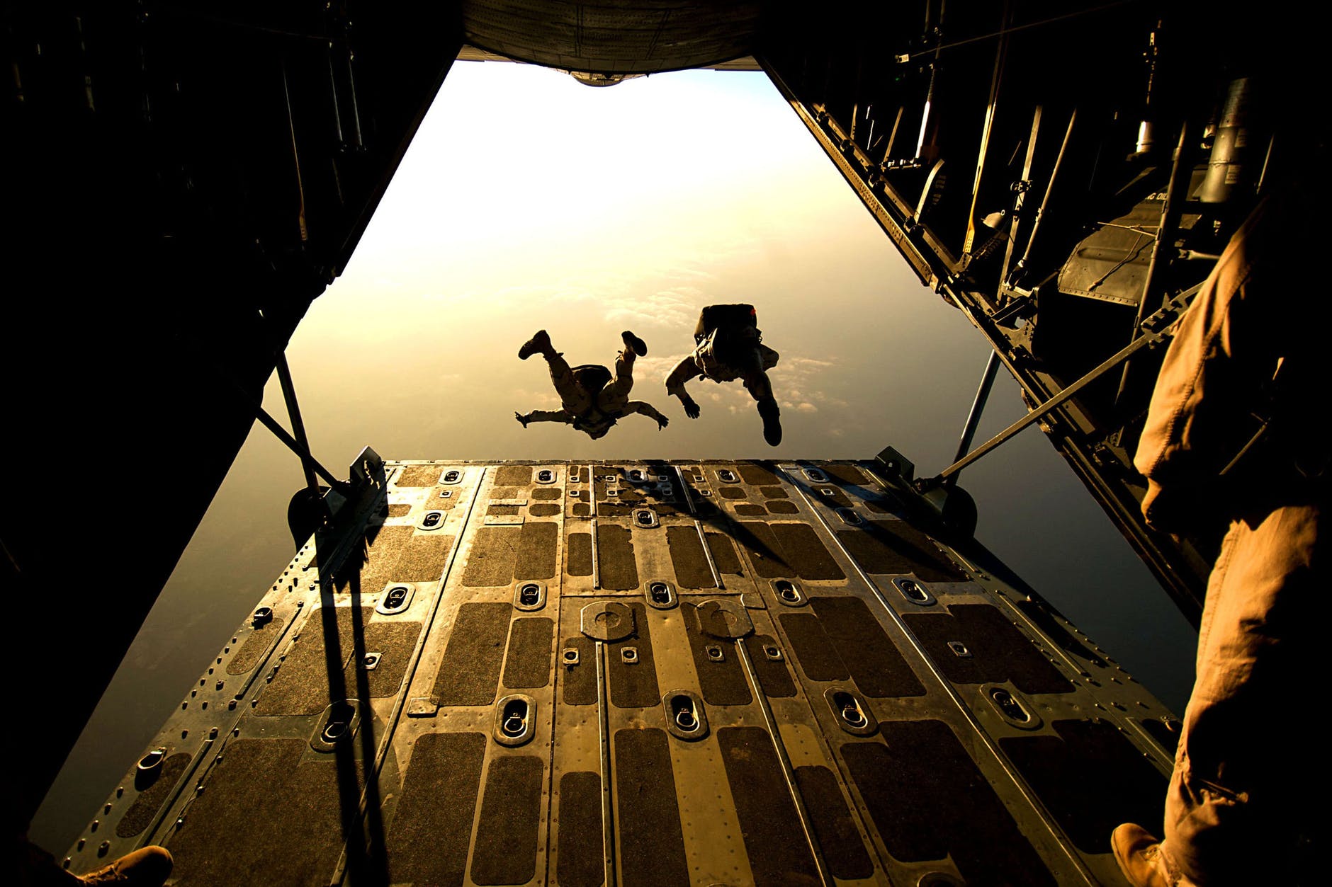 parachute-skydiving-parachuting-jumping-38447.jpeg
